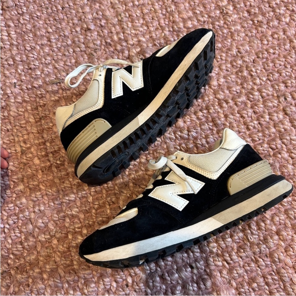 Men Sz8 (women 9 1/2)New Balance Black and White Sneakers 574 Core